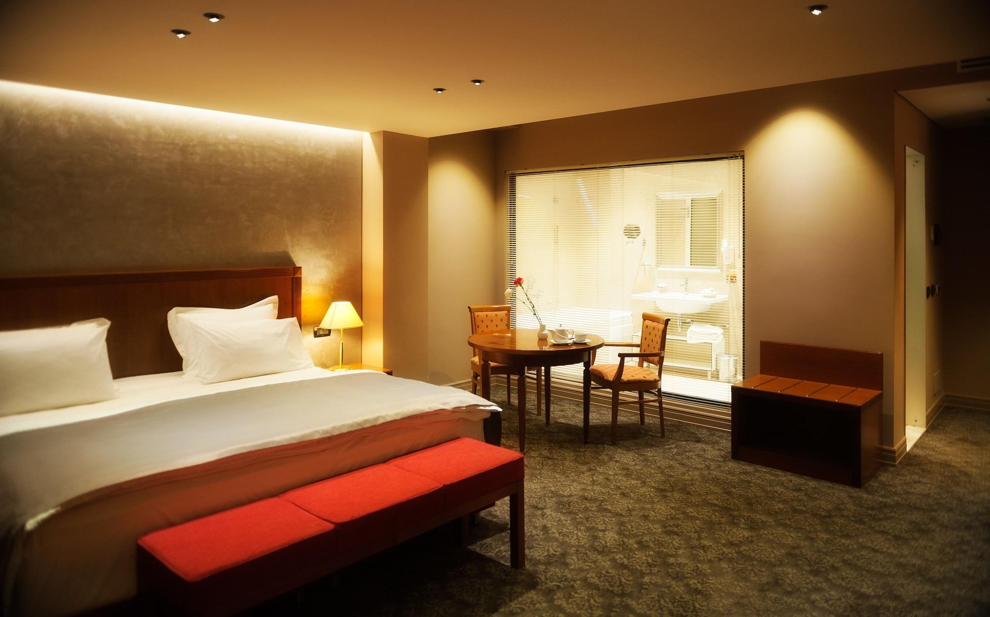 Mondial Hotel 4*